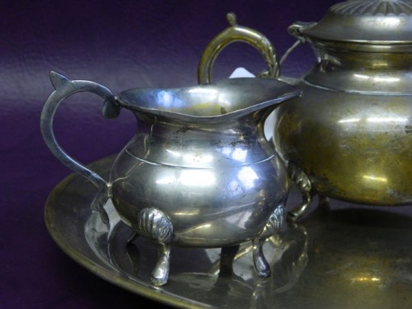 Teekanne, Zuckerdose, Milchkanne und Tablett