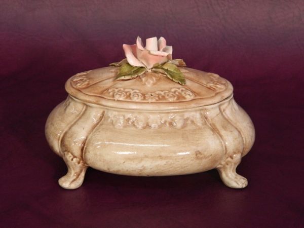 Porzellandose auf Füssen