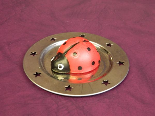 Tablett mit Marienkäfer-Kerze
